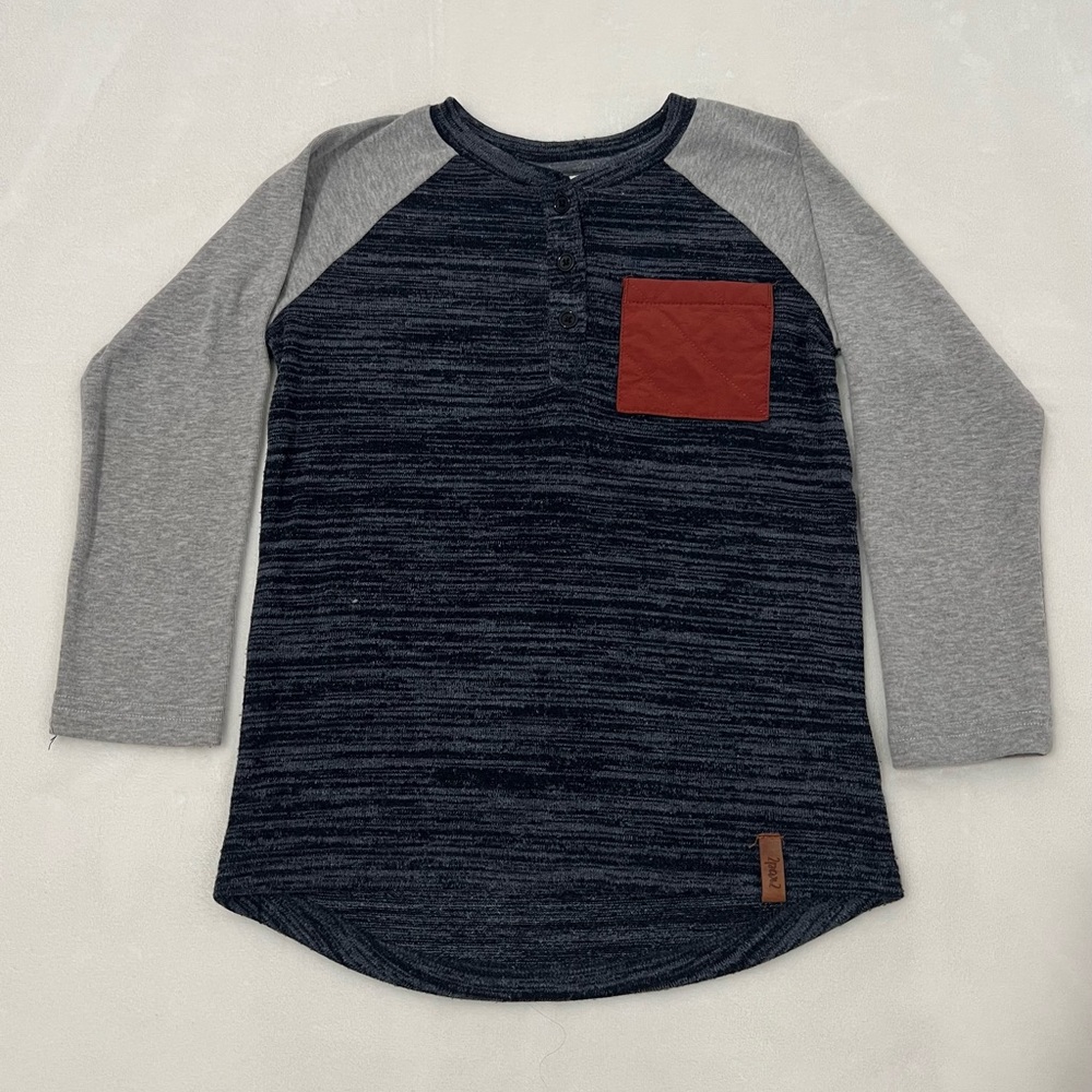 Raglan T-shirt with Henley Collar and Brown Pocket - 5